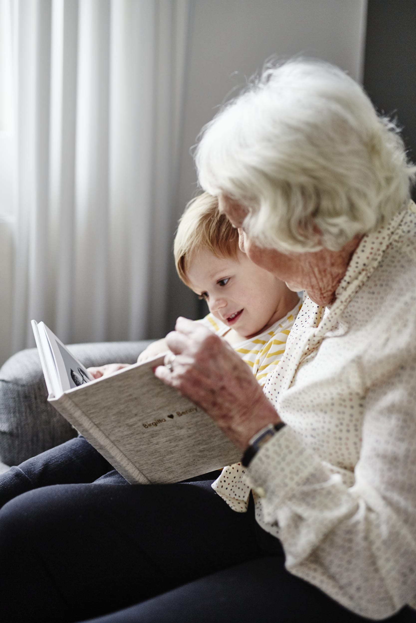 eldre dame leser bok for barn